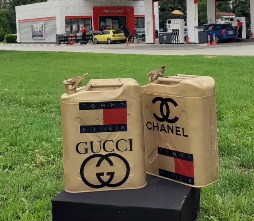 Шанел, Гучи и Прада туби со бензин се појавија пред бензинска пумпа (Фото)