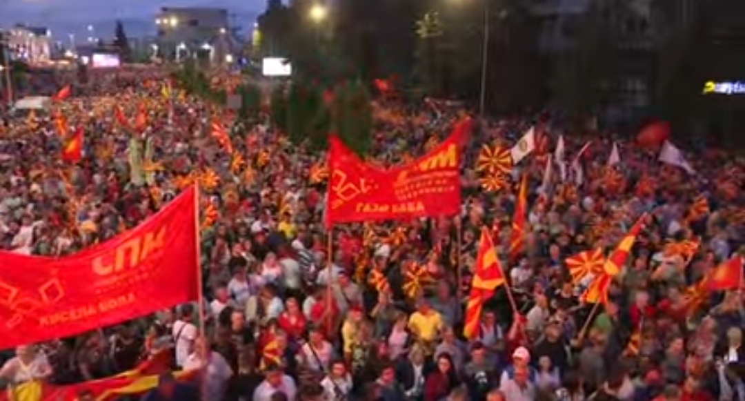 (ФОТО) ПРЕМНОГУ Е ! – Масовен протест на ВМРО-ДПМНЕ, голем број граѓани се упатуваат кон Владата