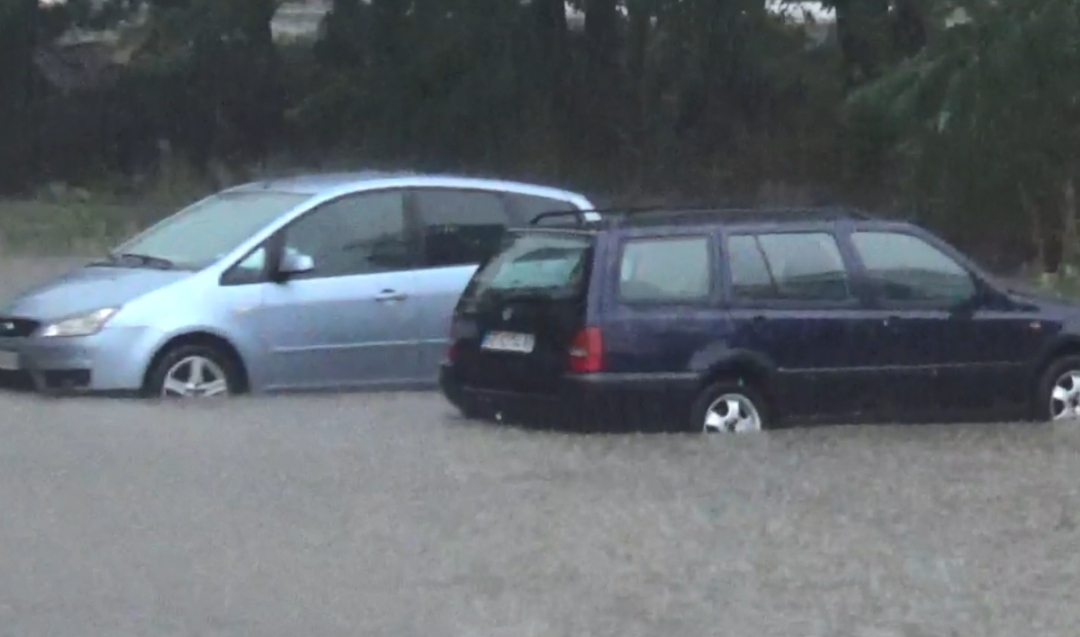 Поплавени улици, домови без струја: Големо невреме во делчевско