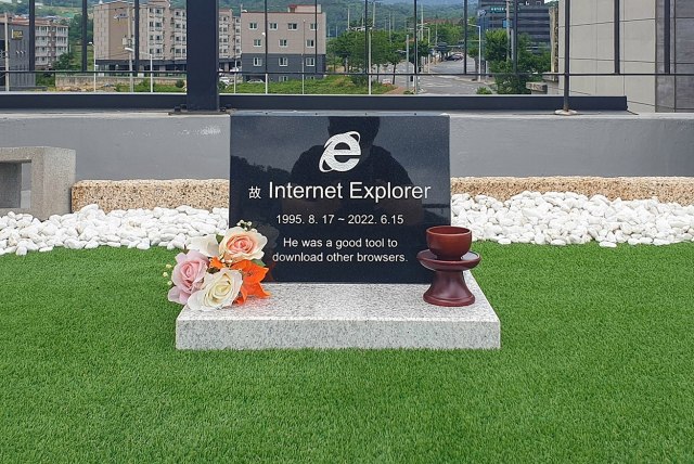 Буквално го закопаа Internet Explorer