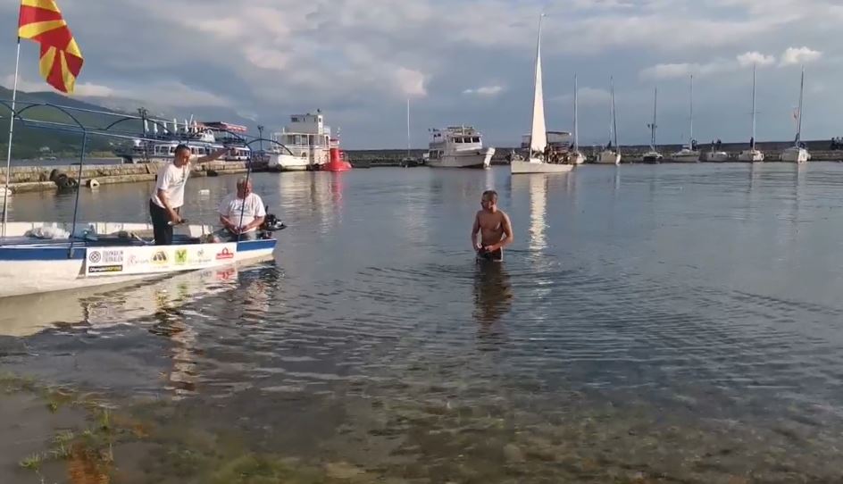 БРАВО МАРКО: Успешно преплива 14 километри од Радожда до Охрид (ВИДЕО)