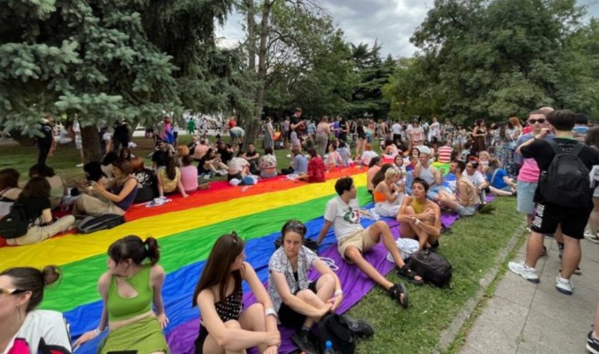 ЛГБТ заедницата во Македонија излегоа на „Скопје прајд“, добија поддршка од министрите Маричиќ и Тренчевка