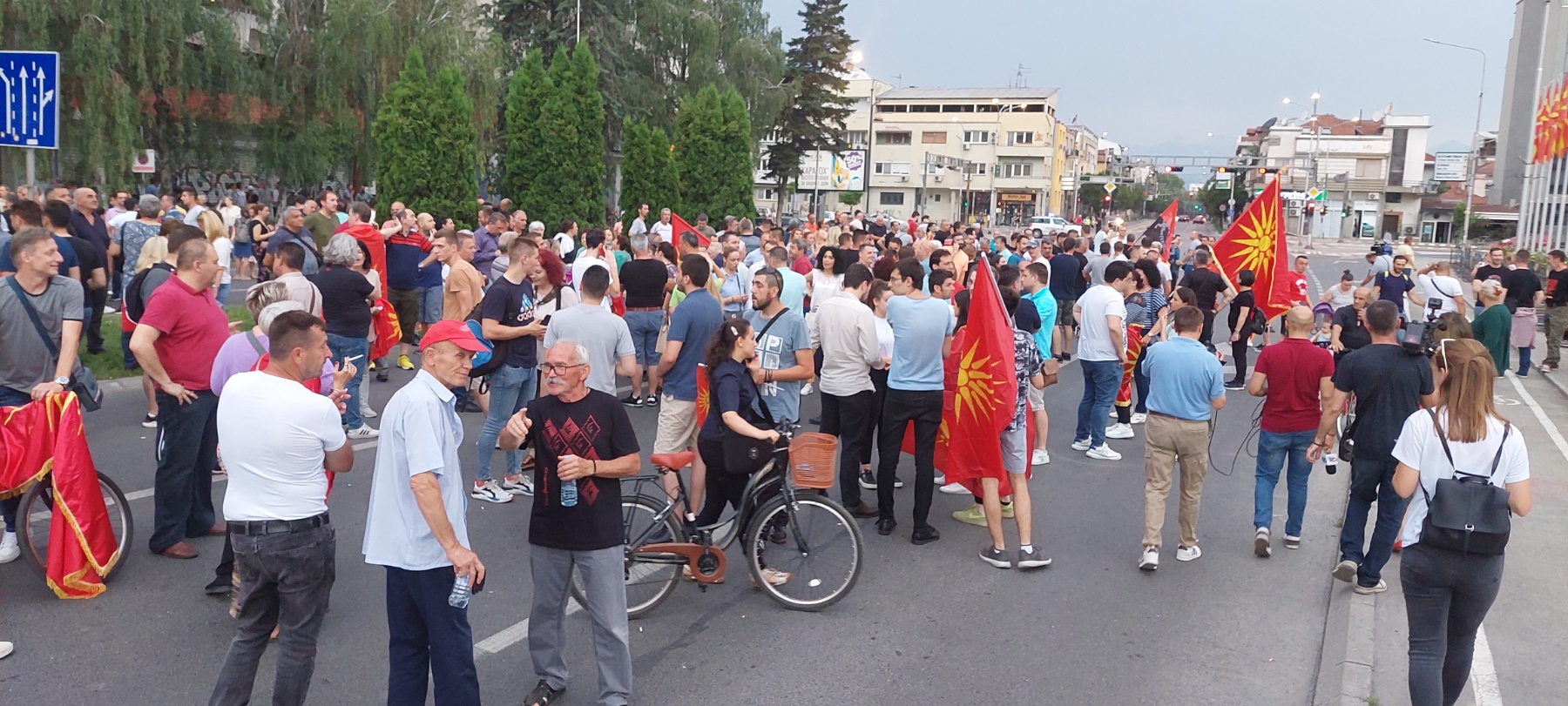 (Фото) Стотина луѓе протестираа пред Влада против францускиот предлог