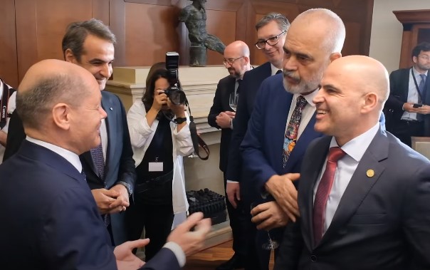 Видео: Рама „шегобиецот“ за премиерот на „идната Западна Бугарија“, Ковачевски се смее!