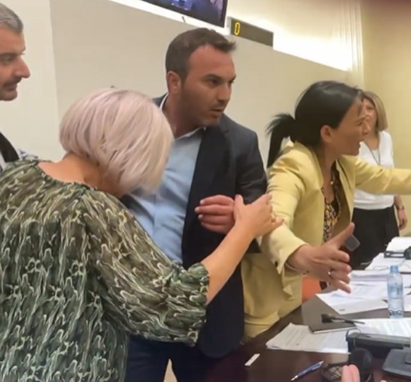 Драми во Собрание: Арбер Адеми од ДУИ фрлаше чаши по пратенци (ВИДЕО)