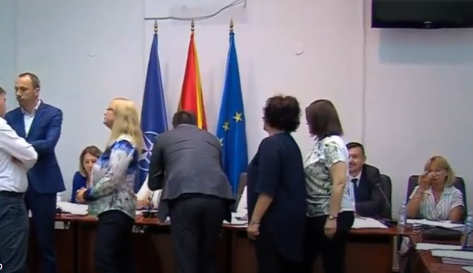 Врие во Собрание, продолжуваат тензиите