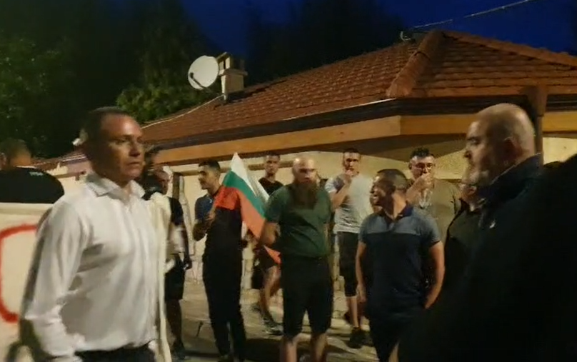 Teпачка на полноќ пред домот на Бојко Борисов за Македонија (Видео)