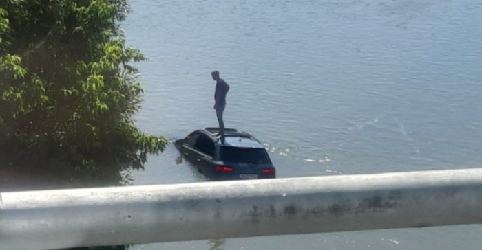 Македонец со Ауди излетал во реката Босна, на кров чекал да го спасат (ФОТО)