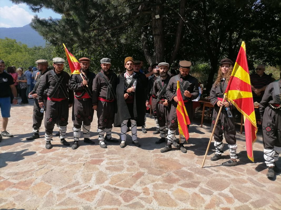 Дванаесет момци и две храбри девојки од Битола тргнаа на коњи за славно Крушево (Фото)