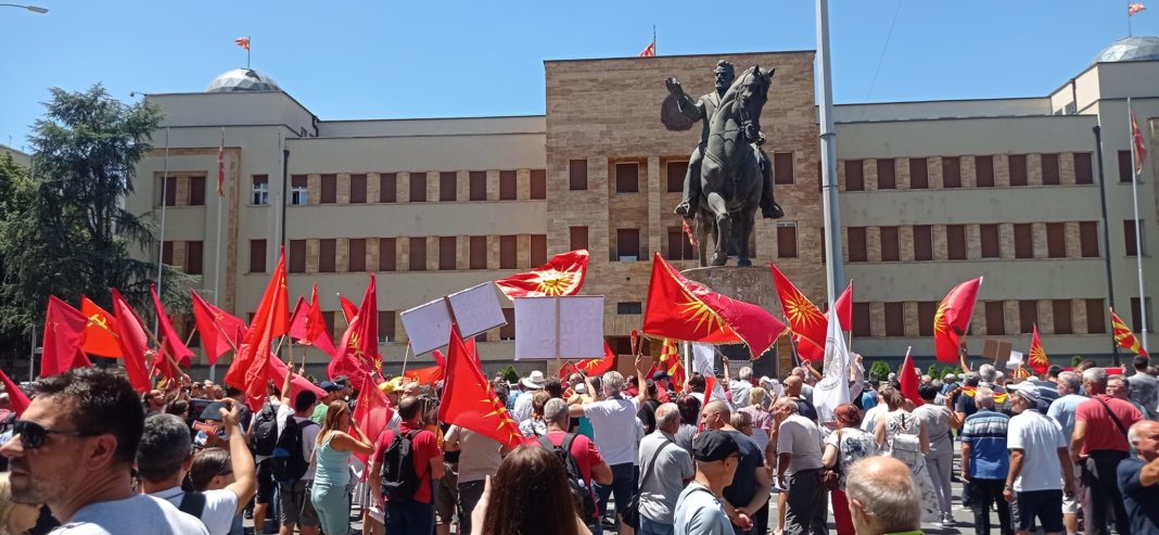 Полицијата ги брани пратениците од народот што ги изгласал!