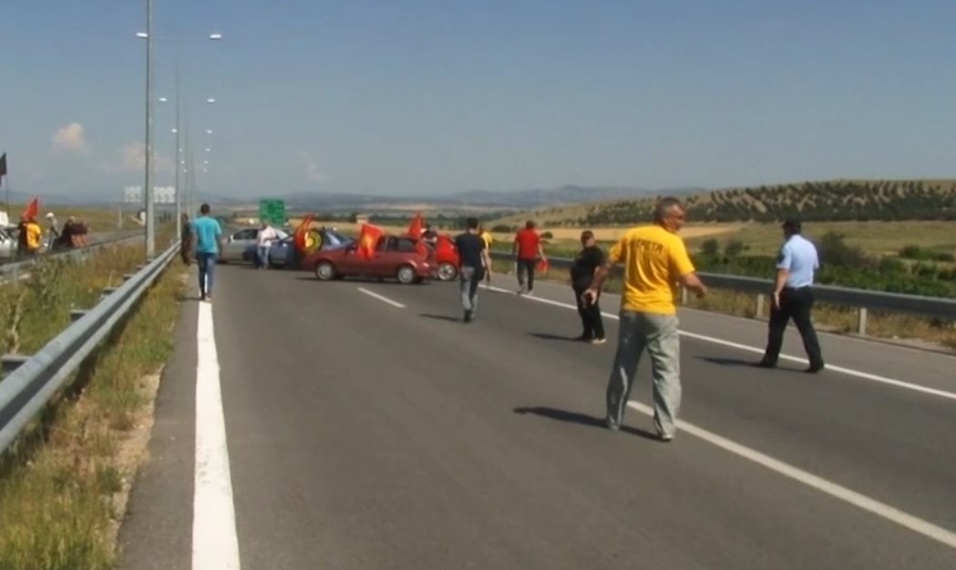 Адвокатот Митровски вели дека МВР лаже дека блокада на автопатишта е казниво