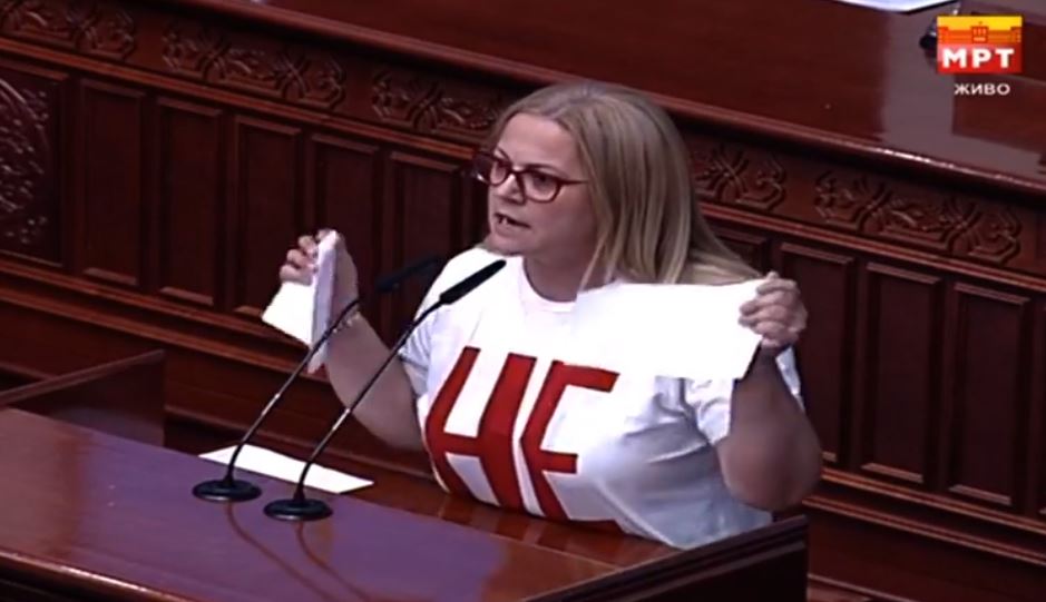 ВИДЕО: Дафина Стојаноска го искина францускиот предлог на собраниската говорница