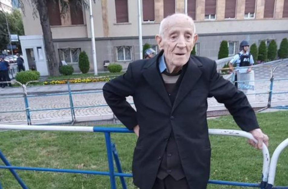 НАЈСТАРИОТ УЧЕСНИК НА ПРОТЕСТИТЕ: Дедо со 108 години и со поддршка против францускиот предлог за бугаризација на Македонија