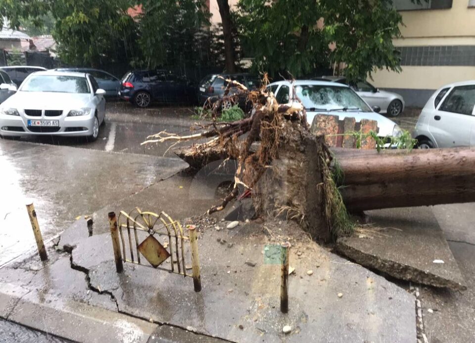 Големо невреме го зафати Скопје (ФОТО)
