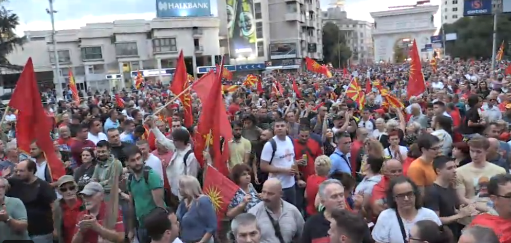 (Фото) Погледнете колку народ имаше на протестот пред Собрание