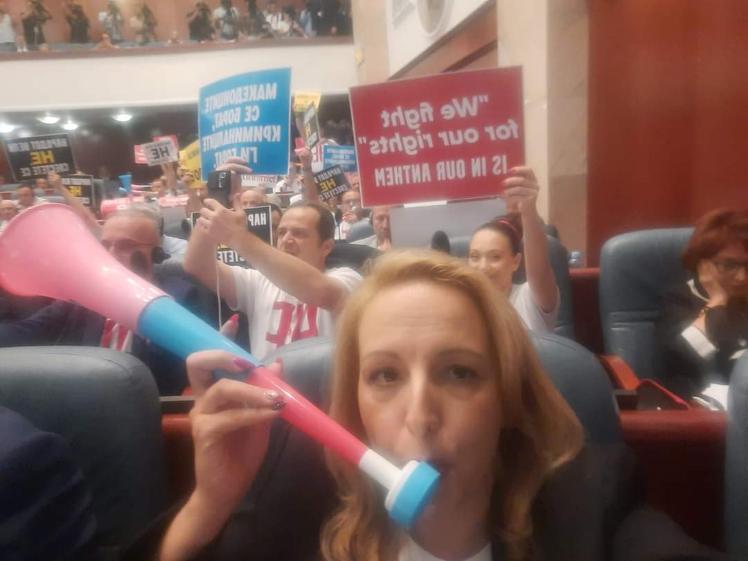 Пратениците на ВМРО-ДПМНЕ го исвиркаа говорот на Ковачевски, со извикување ПРЕДАВНИК на Македонија