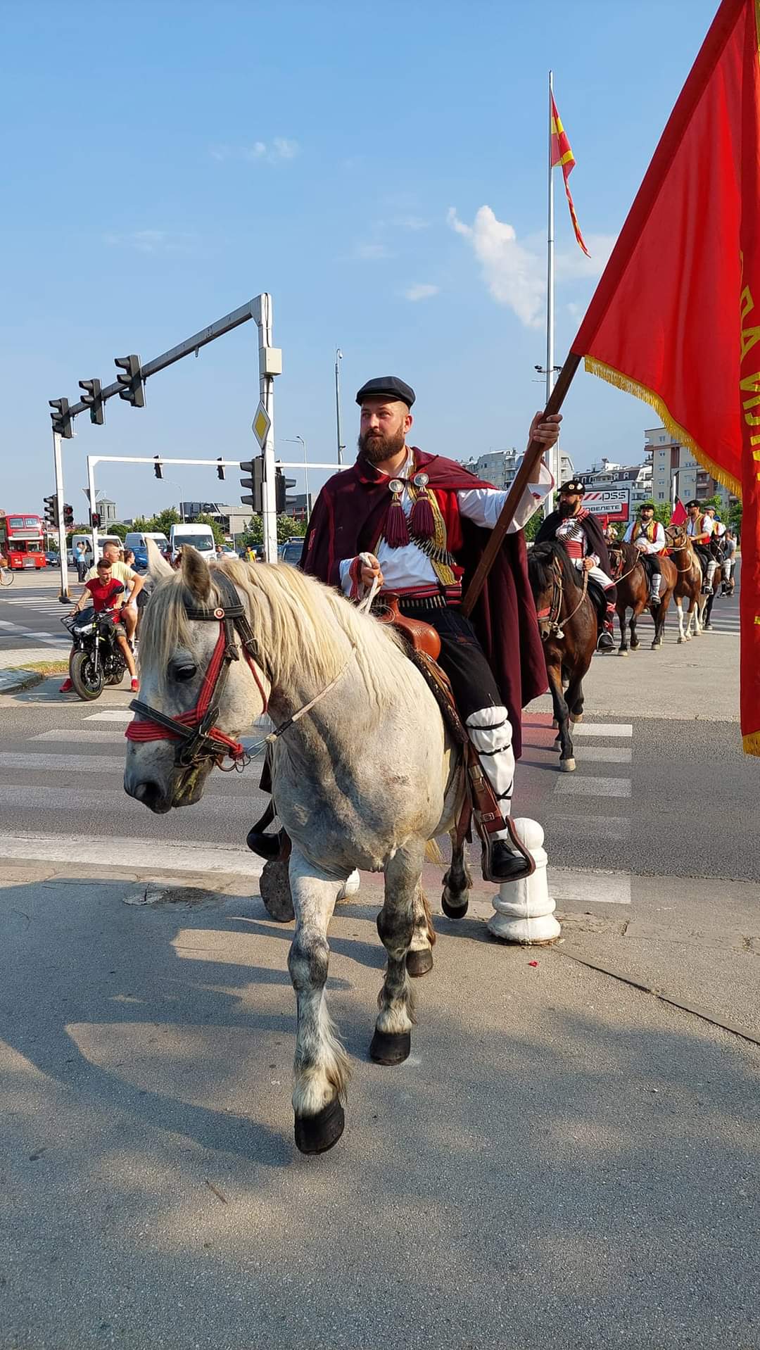 Скопската коњаница тргна за Крушево – Лесен пат комити ! (Фото и Видео)