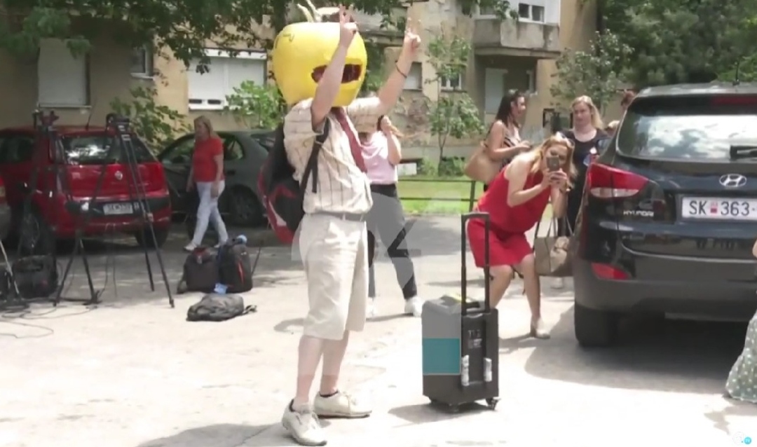 ВИДЕО: Маж со јаболко на главата изведе перформанс пред Клубот на пратеници