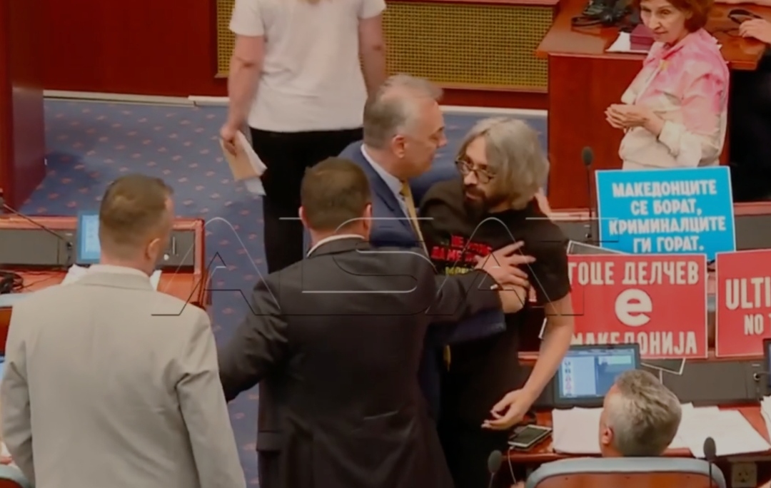 Пратениците на СДСМ го нападнаа Апасиев (Видео)