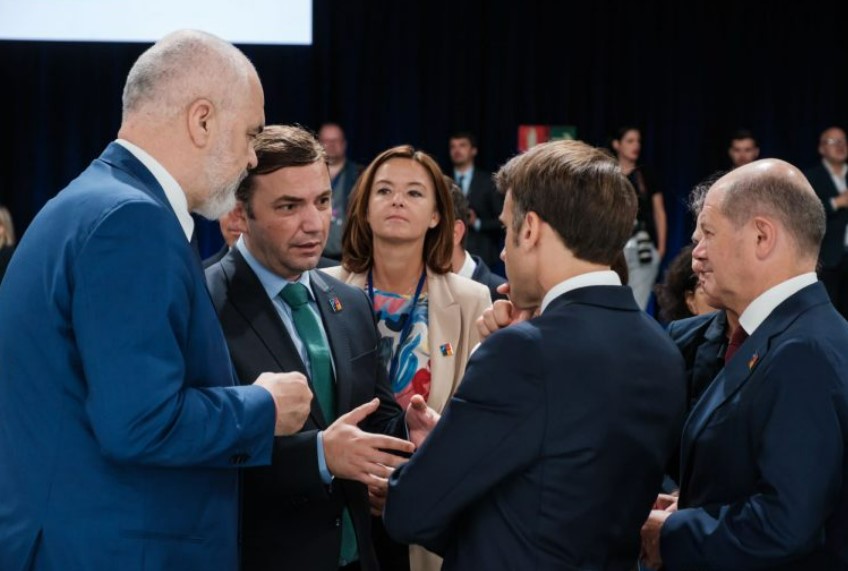 Што и фали на сликата на Османи и Рама со Макрон ???(ФОТО)