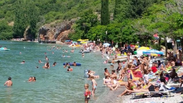 Одмор на времето: Имате три слики, сите потегнати на плажа, кај шо мочаш во плиткото и уште една шо не се познава оти е осветлен филмот…