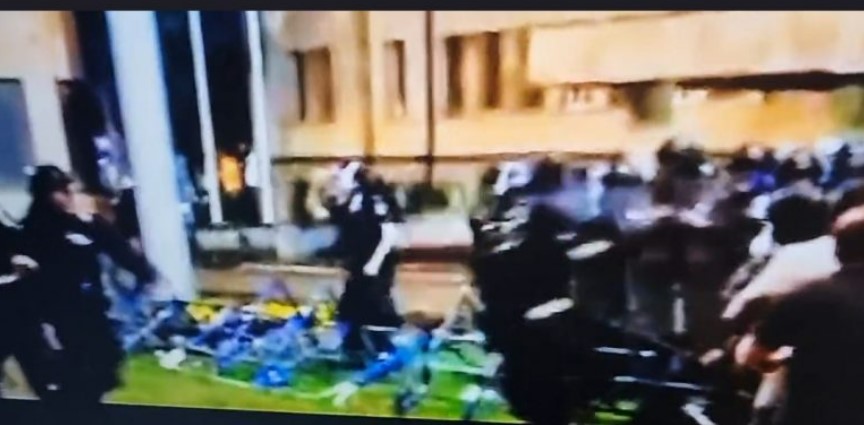 Кукавички напад на специјалец на МВР над демонстрант зад грб (ВИДЕО)