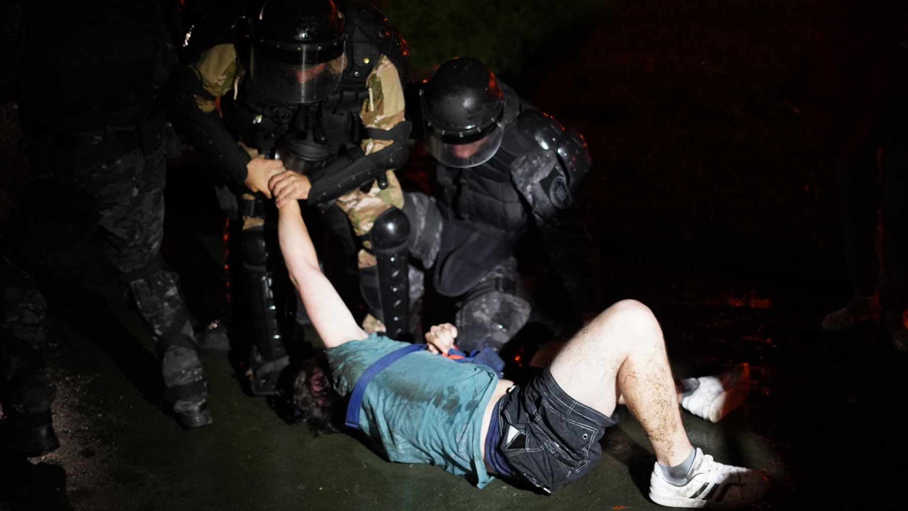 (Фото+видео) Тепање и пискотници- ПОЛИЦИСКА БРУТАЛНОСТ НА ДЕЛО