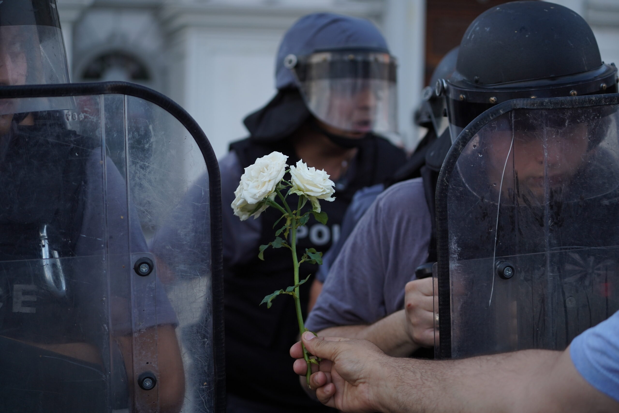Скопје под полициска опсада: Протест во 12:00 часот пред Собрание
