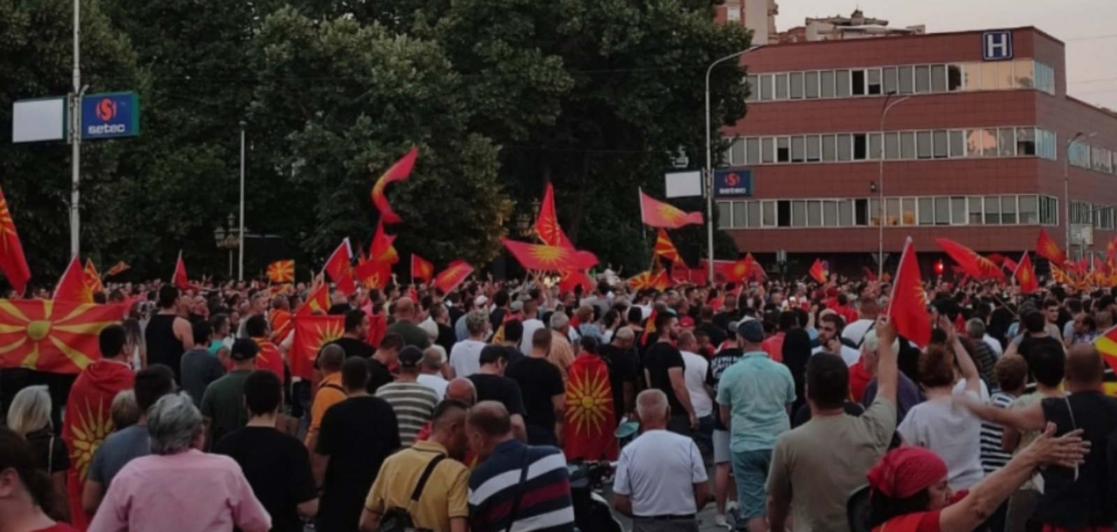 ВО 13 ЧАСОТ: Блокади на четири места во Македонија, за недела закажан масовен протест