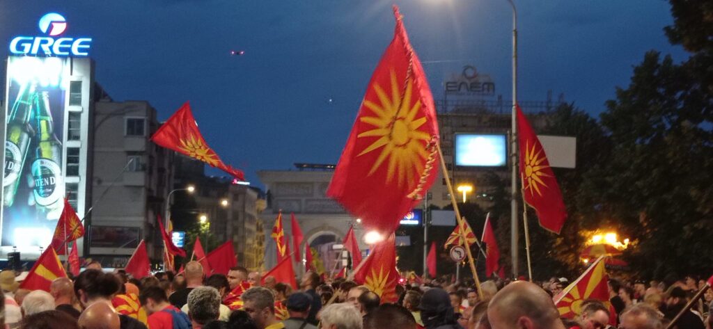 (ФОТО ГАЛЕРИЈА) Илјадници се пред Собранието, Ребека ја изведе „Налеј, налеј“