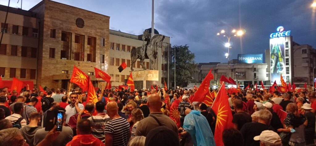 (ФОТО ГАЛЕРИЈА) Илјадници се пред Собранието, Ребека ја изведе „Налеј, налеј“