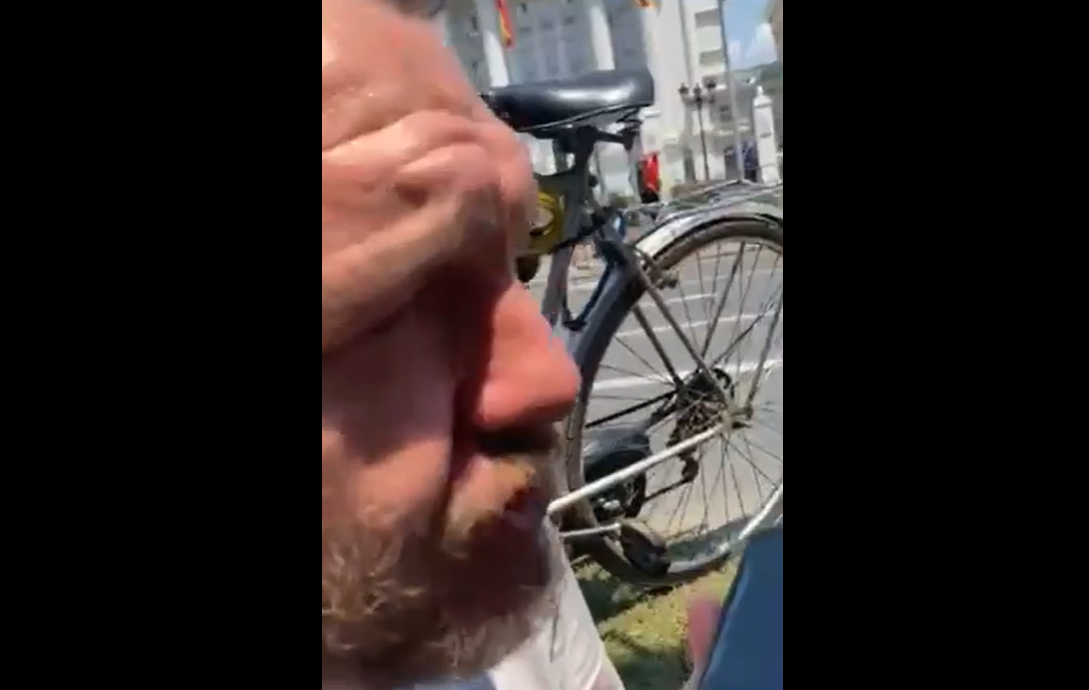 Се јави во бифето на Влада и нарача кафиња, пршута и рамстек за сите што протестираат (ВИДЕО)