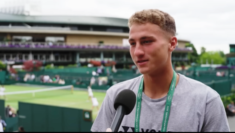 Новинарот на Вимблдон: “Доаѓаш од Северна Македонија”, Kaлин: “Доаѓам од Македонија” (Видео)