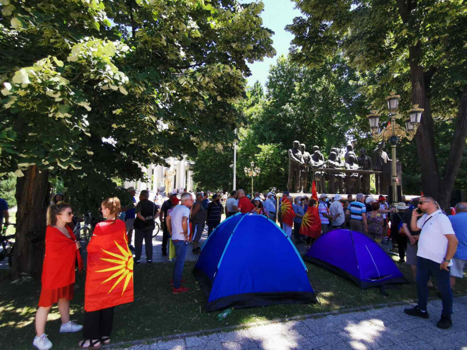 Граѓани и денес протестираат пред Собранието против францускиот предлог