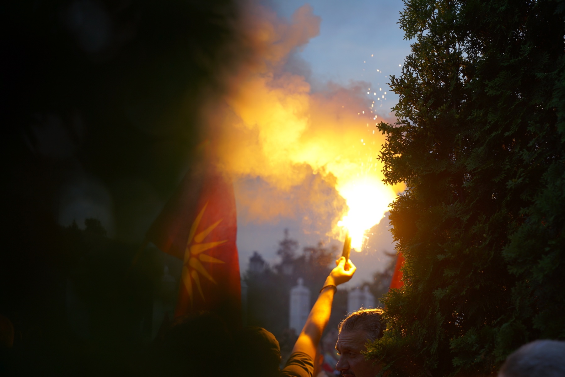 Колку и да се обидувате да нѐ сотрете, нема да успеете, Македонија не е на продажба!