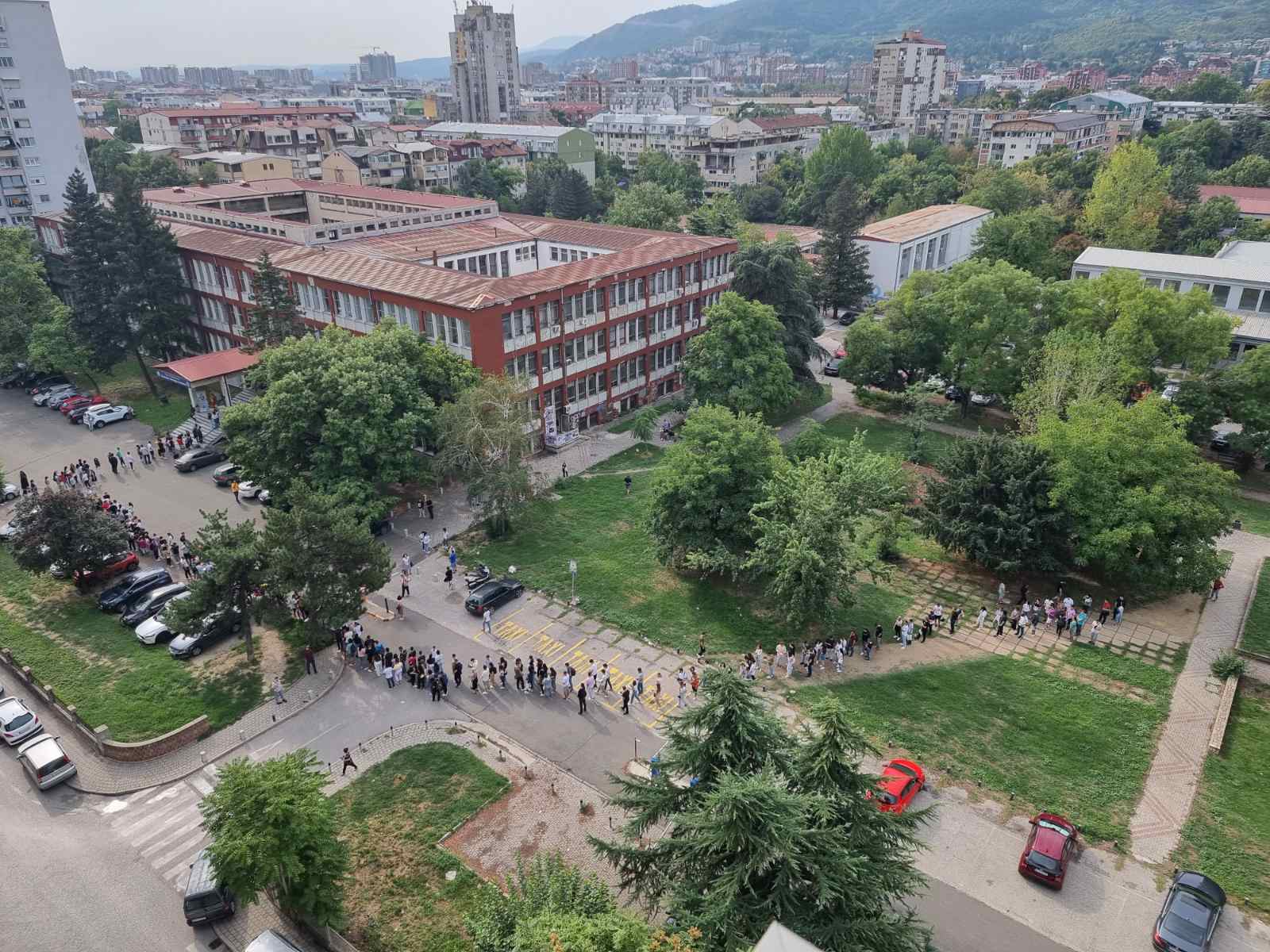 Идните студенти со часови чекаат во долги редици за упис на ФИНКИ