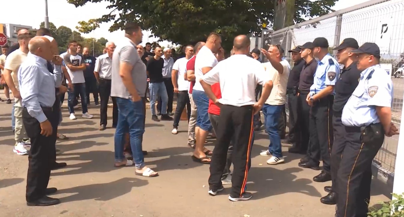 Арачиновци немало да си одат од протестот го чекале директорот на ЕВН (Видео)