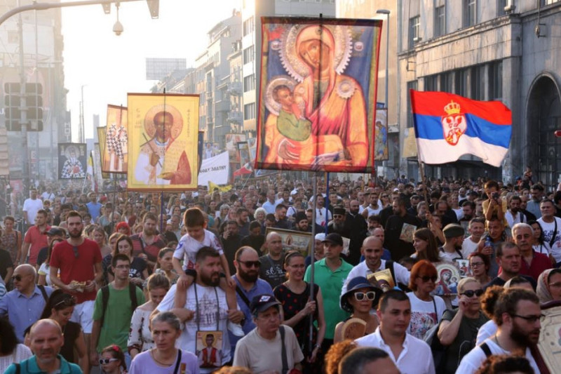 Икони на сите страни: Во Белград протест против геј-парадата: „Спасете ги нашите деца!“
