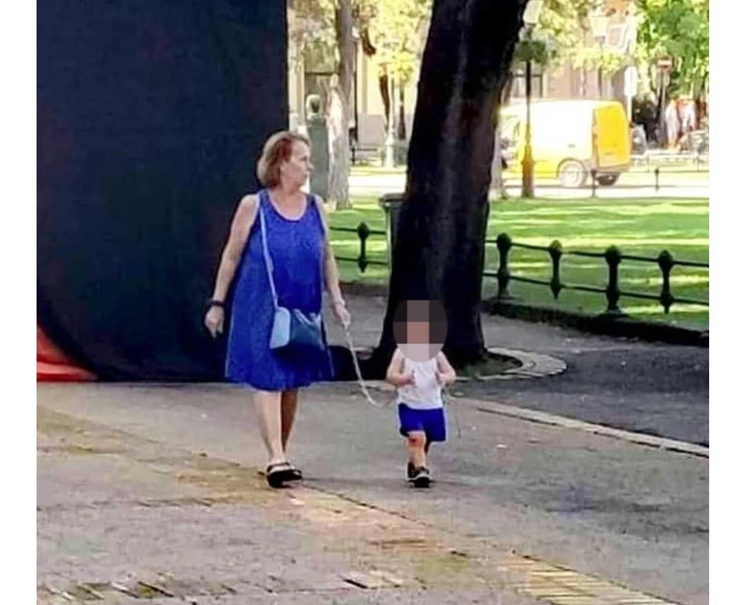 Баба го шета внукот ВРЗАН СО СИНЏИР КАКО КУЧЕ – Ужасна глетка во Суботица (ФОТО)