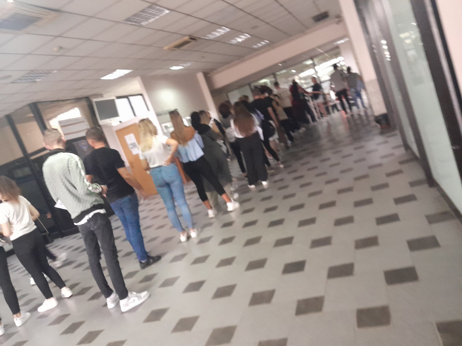 Повеќе од 200 луѓе утринава чекаат за извод! (Фото)