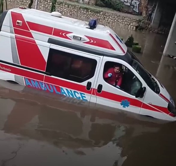 Драма кај Мавровка: Возило на Итна помош со пациент заглавено во поплавата