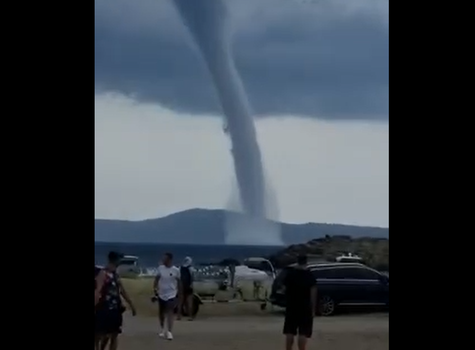 (Видео) Торнадо во Грција