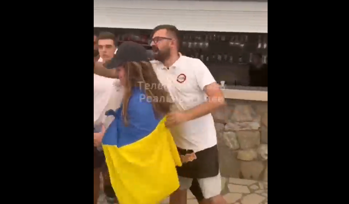 (Видео) Драма на плажа во Црна Гора: Избркаа Украинци кои го вееја украинското знаме