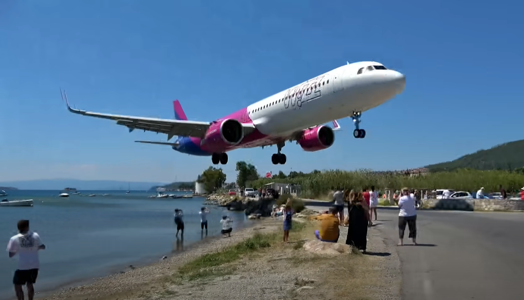 Видео кое ќе ви ја заледи крвта: Авион за малку ќе предизвикаше катастрофа