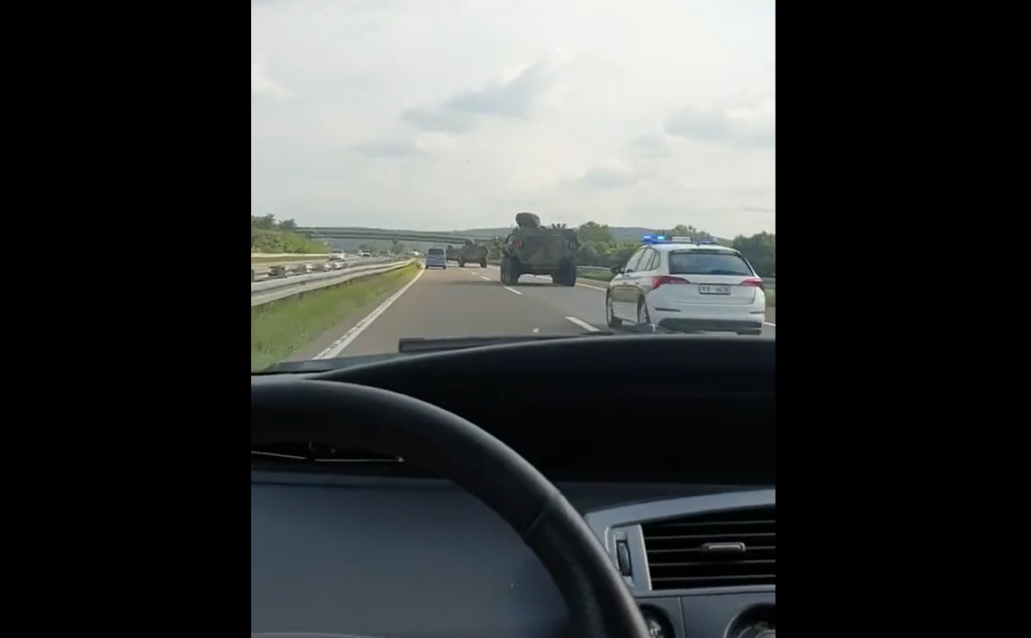 (Видео) Нови колони воена опрема снимени во Србија: Оклопни возила на пат кон Косово