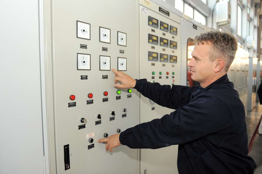 Дали ќе се капеме, переме и миеме садови само во недела? Од утре во сила мерките за штедење на струја