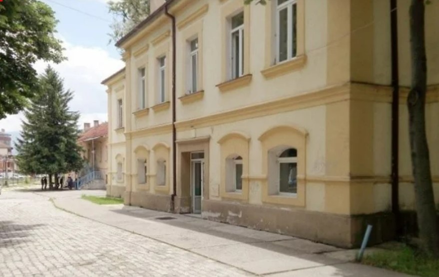 Груби им ја ОДЗЕДЕ УЧИЛИШНАТА ЗГРАДА на тетовските гимназијалци од МАКЕДОНСКА НАСТАВА