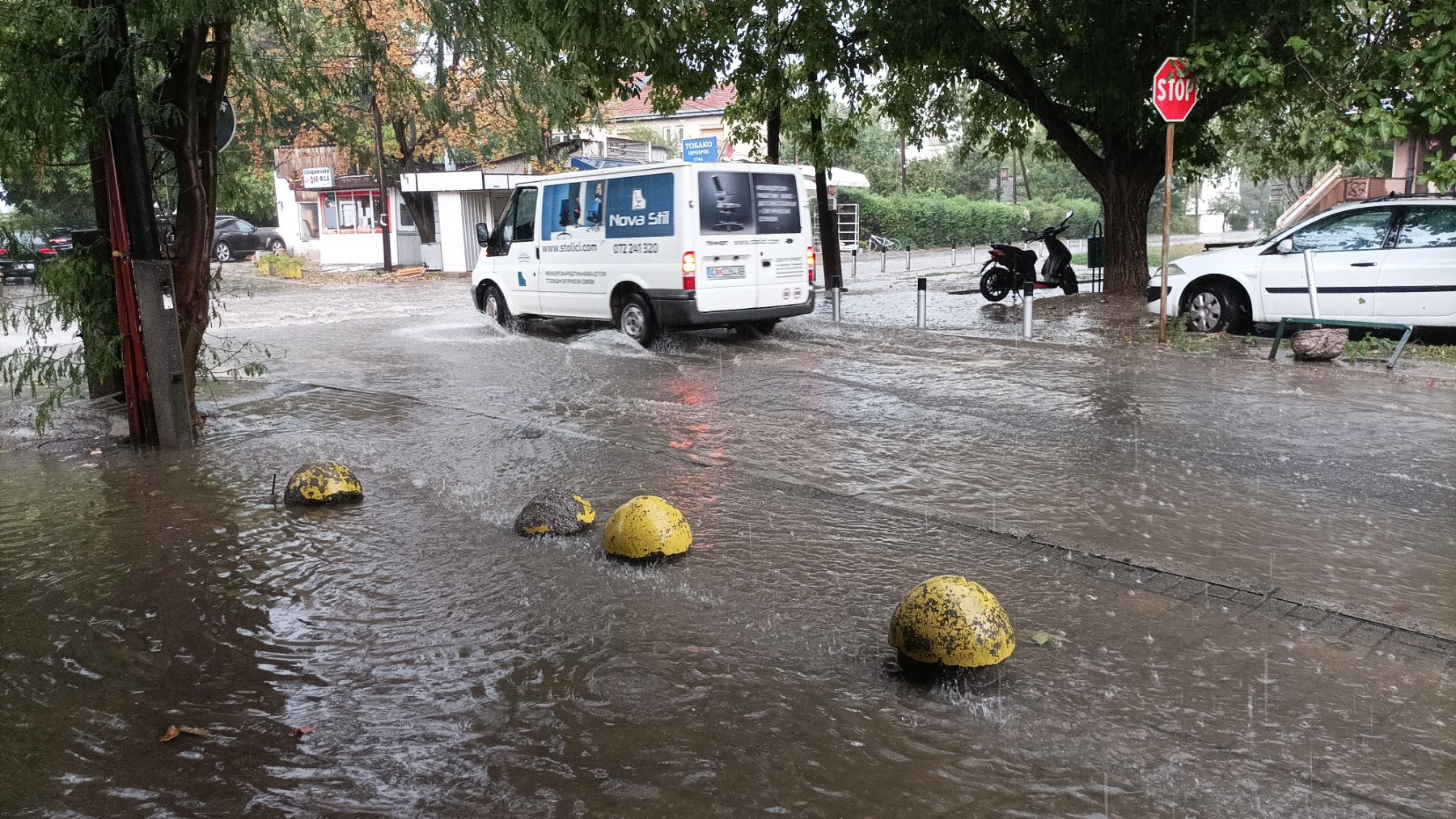 Апокалиптични сцени: Заглавени деца во автомобили, поплавено комбе, семејства оставени без кров