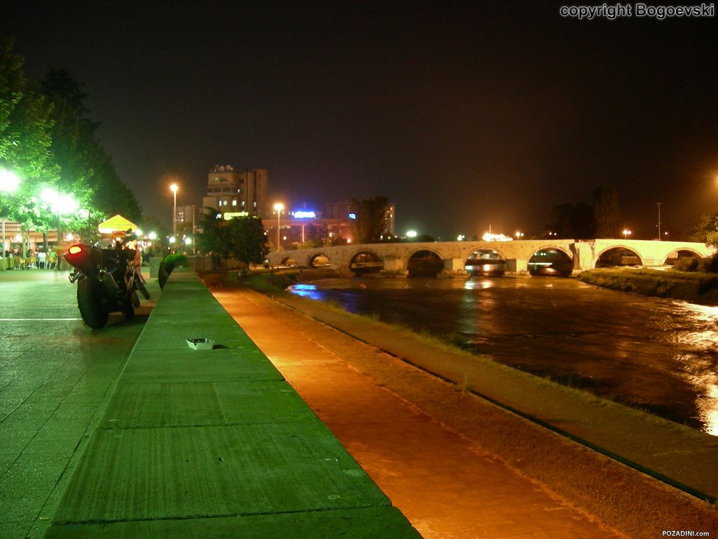 Жена сакала да се самозапали на кејот на Вардар, ја спасил млад скопјанец-минувач