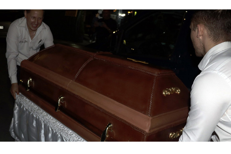 Се одржа 11-та ГРОБАРИЈАДА – Се сечеше торта во форма на ковчег